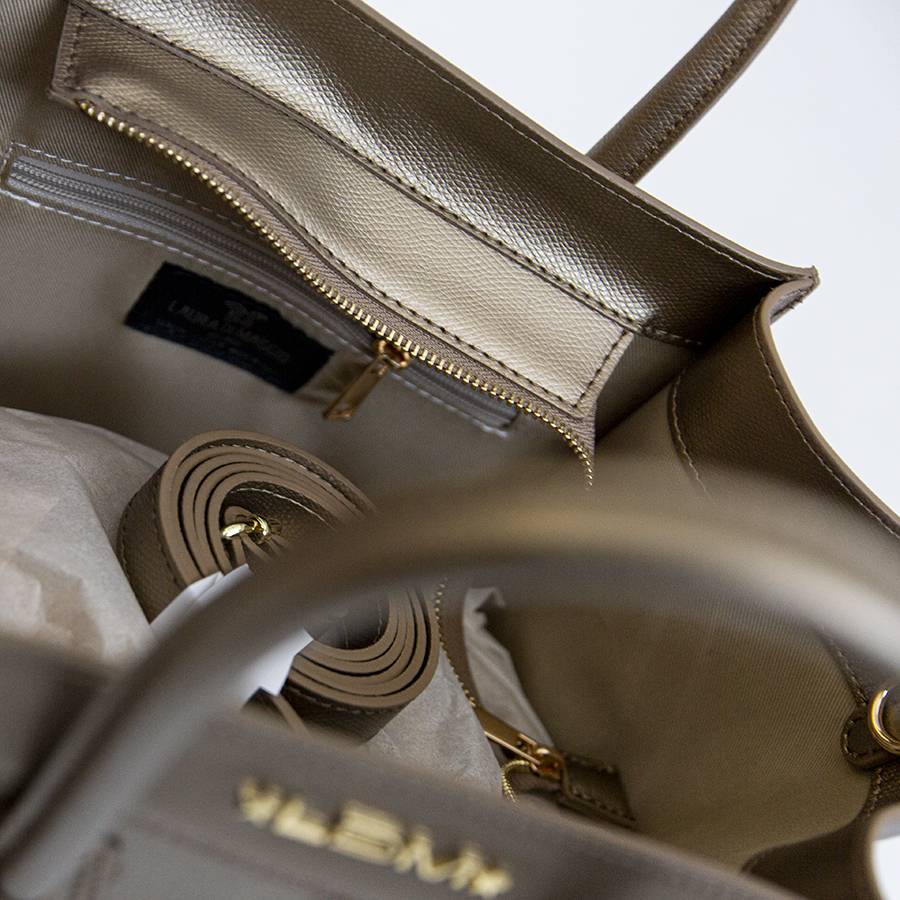 Laura Di Maggio ALIA – Borsa a trapezio in pelle saffiano bronzo Vendita Calda