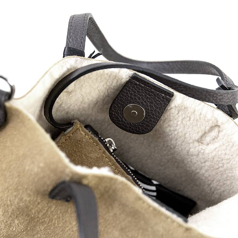 Laura Di Maggio TRUDI – borsa in camoscio ed eco montone taupe Qualità