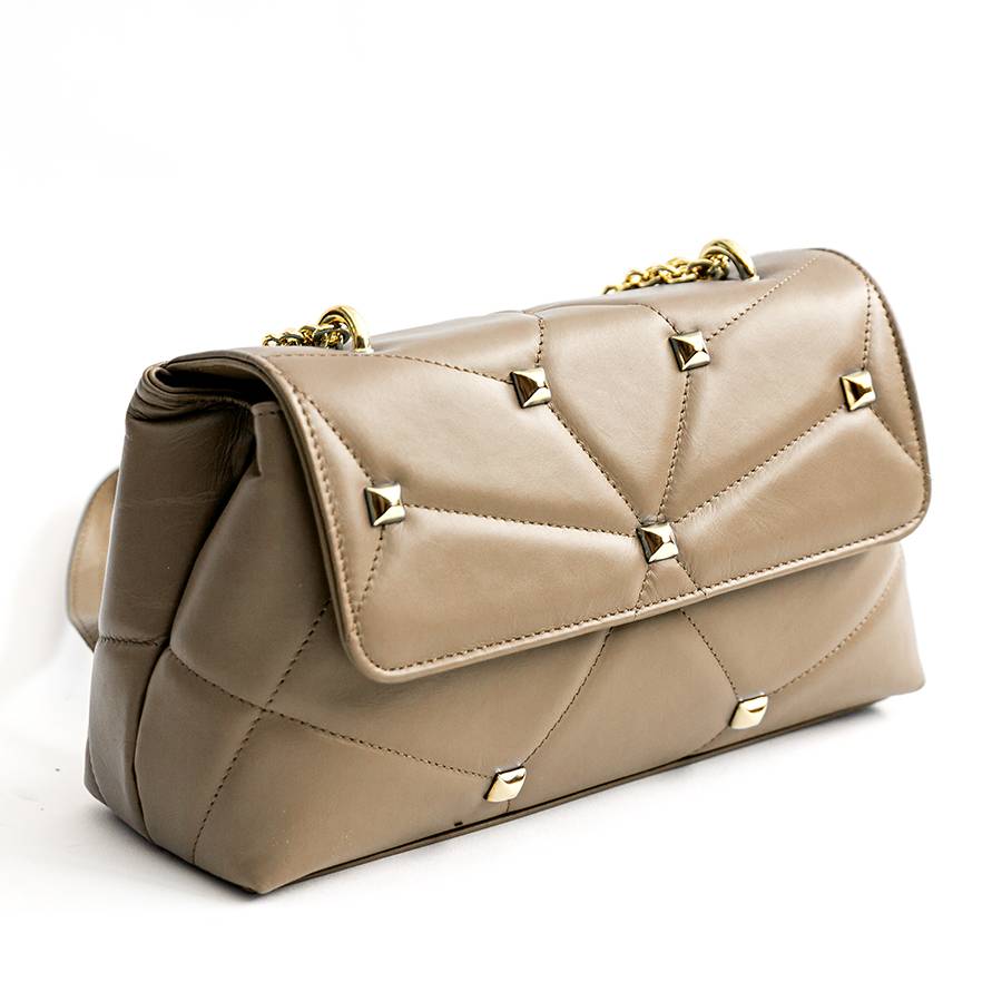 Laura Di Maggio MUSA – borsa in pelle nappa trapuntata con borchie taupe Prezzo Ridotto