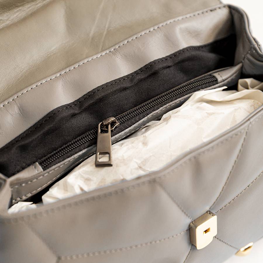 Laura Di Maggio MUSA – borsa in pelle nappa trapuntata con borchie taupe Prezzo Ridotto
