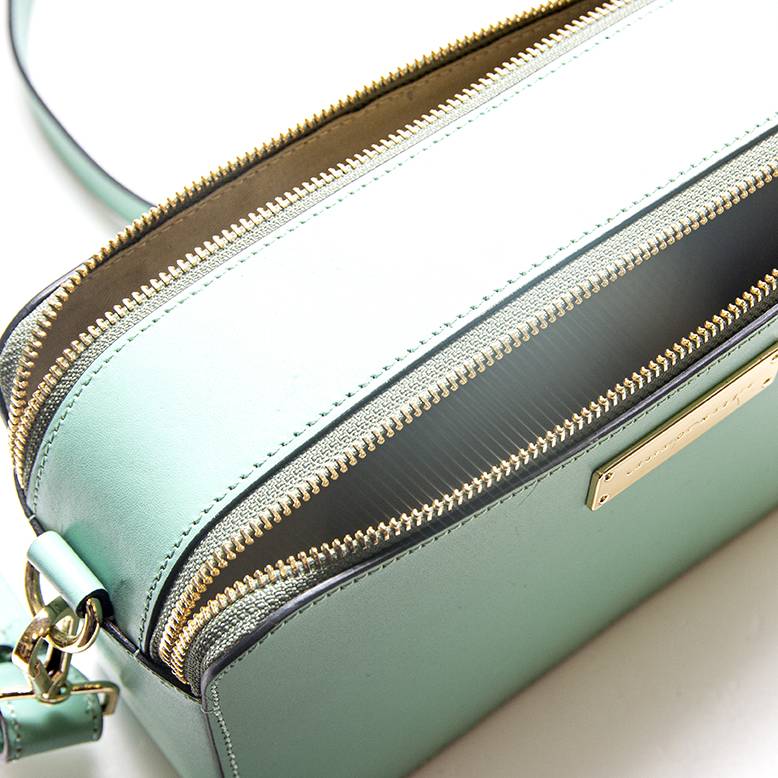 Laura Di Maggio ANDY – Borsa saponetta in pelle turchese In Vendita