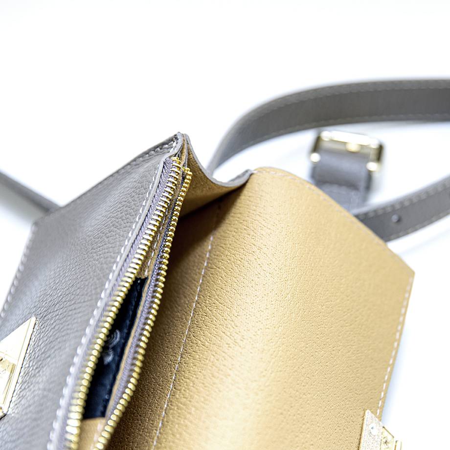 Laura Di Maggio CAROL – marsupio grigio con chiusura oro In Vendita