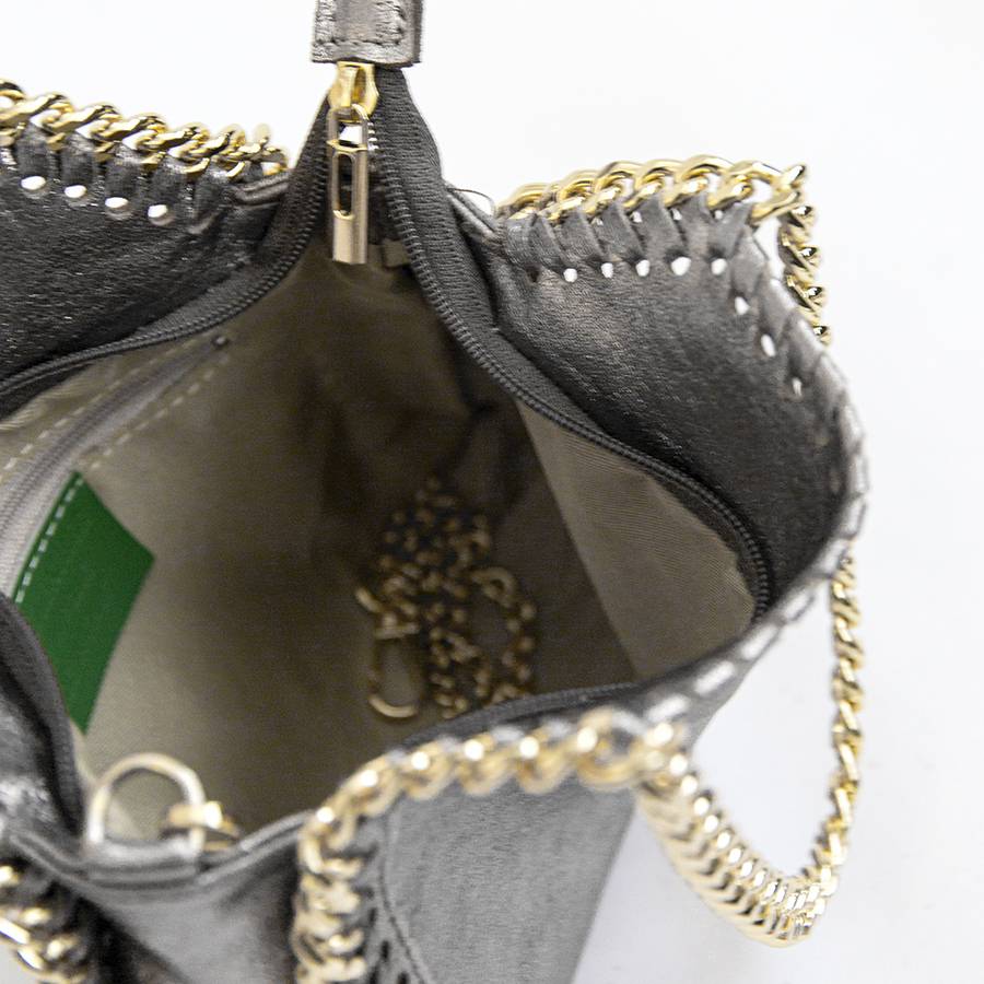 Laura Di Maggio LUMI – Borsa con catene in pelle laminata argento In vendita