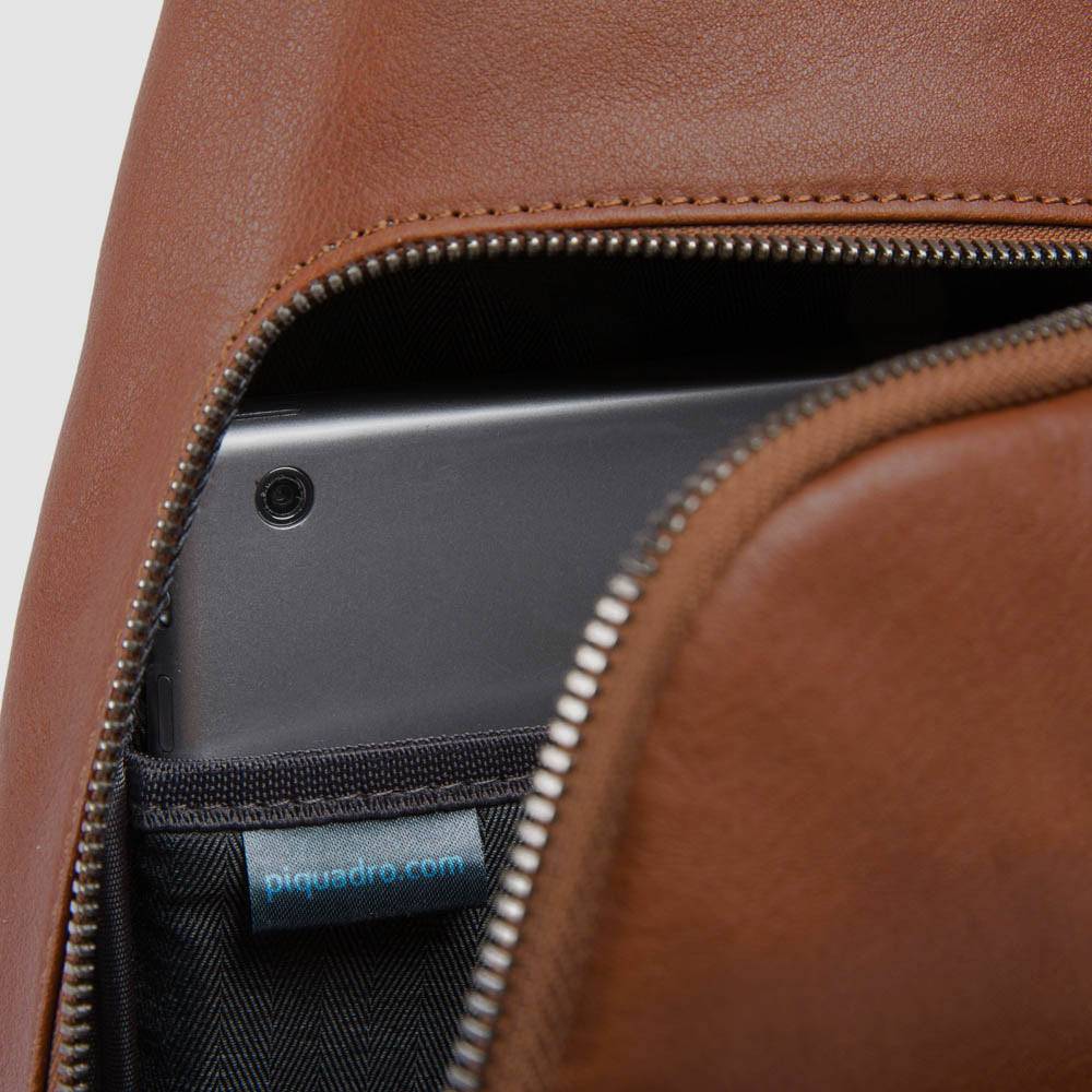 Piquadro Mono sling bag with iPad® compartment Offerta per la Festa della Mamma