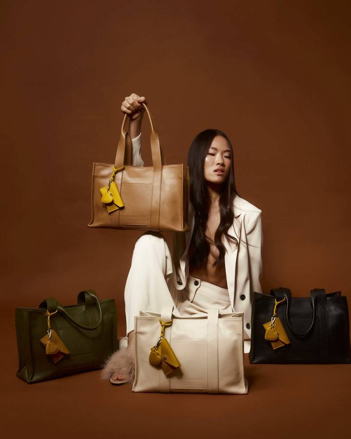 ﻿Roberta Gandolfi Tessa shopping in pelle con charms colorato e pratica tasca esterna Outlet
