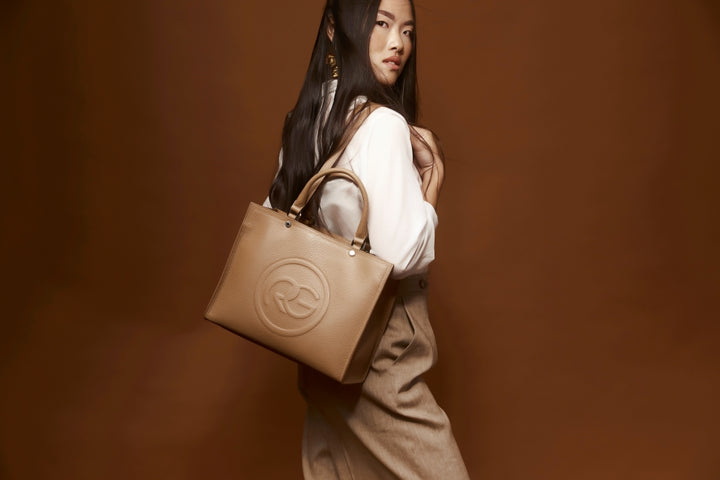Roberta Gandolfi Roberta Pelle medium Borsa a mano in pelle con doppi spallacci per essere portata a spalla e tramezza Consegna Veloce
