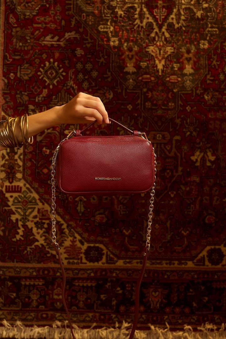 Roberta Gandolfi Brigida camera borsa in pelle con doppio scomparto e tracolla in catena dorata con spallaccio protettivo in pelle Sottocosto