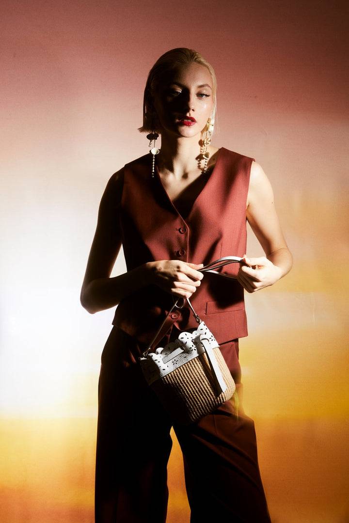 Roberta Gandolfi Diletta Mini Bucket in rafia con balza in pelle laserata con tracolla staccabile Vendita Economica