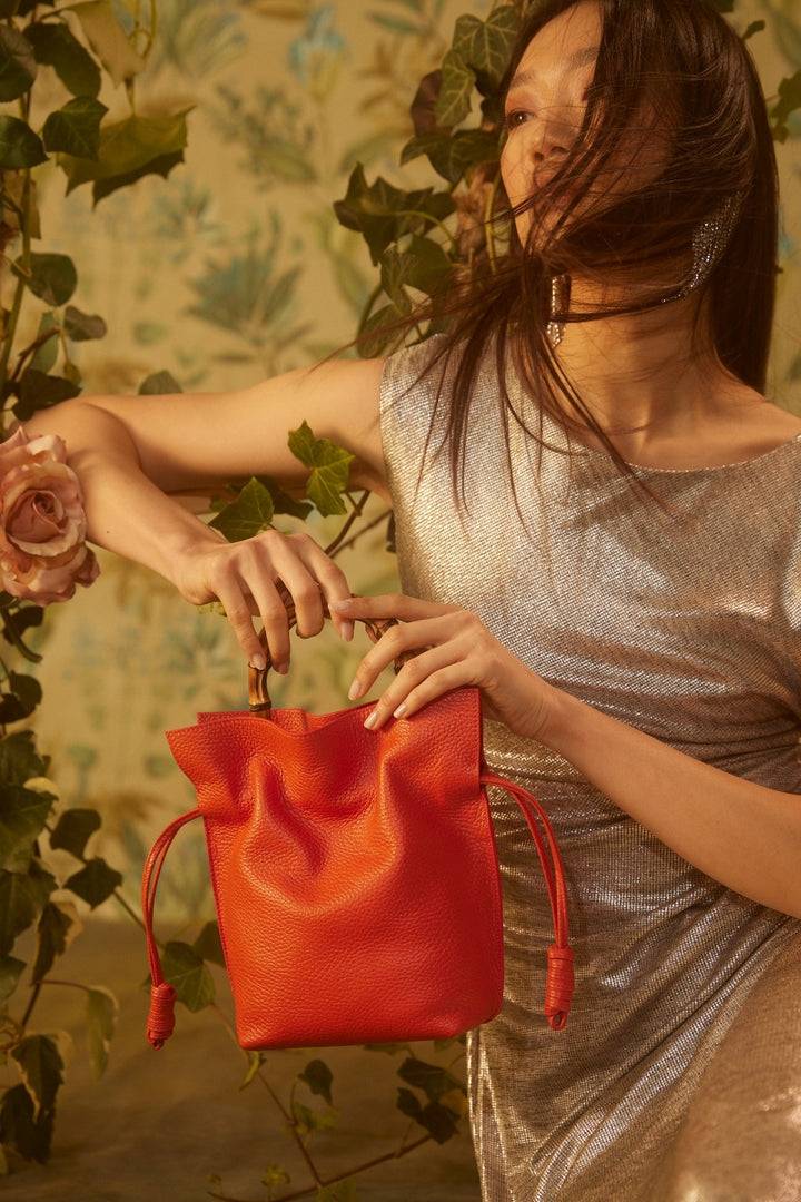 Roberta Gandolfi Silvana small borsa a mano in pelle martellata con manico in vero legno di bambù e tracolla staccabile e regolabile Affare Del Giorno