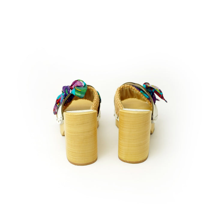 Roberta Gandolfi Diva Chain sandali in legno incrociato con platform in rafia e stampa fiocco tropical In Vendita