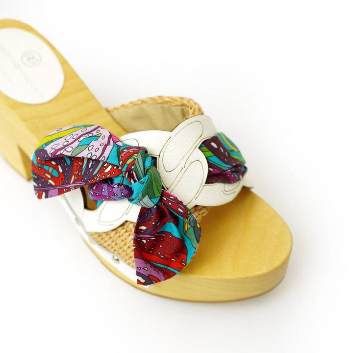 Roberta Gandolfi Diva Chain sandali in legno incrociato con platform in rafia e stampa fiocco tropical In Vendita