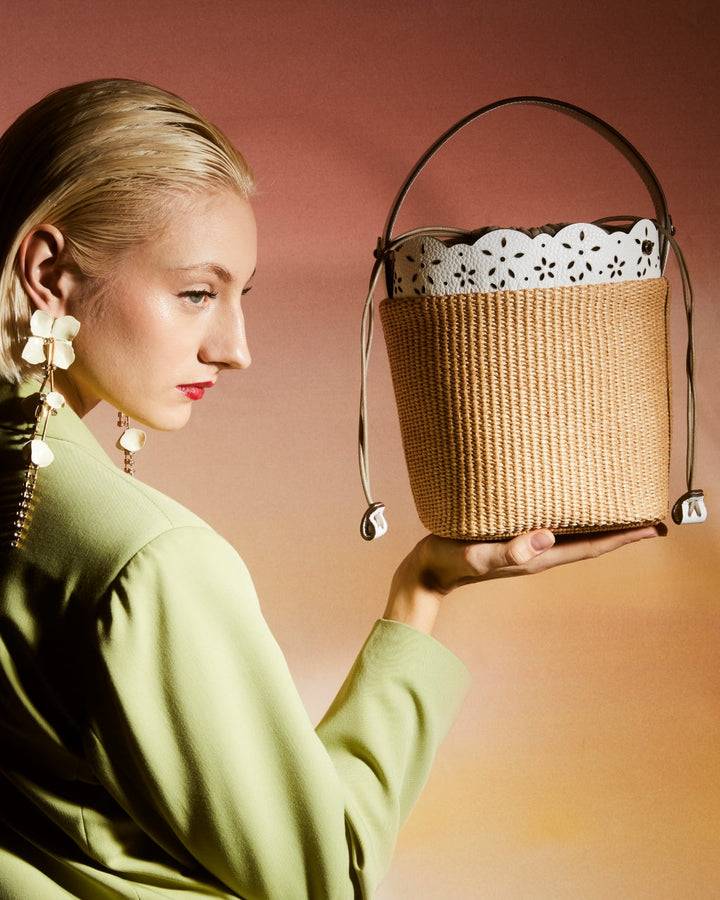 Roberta Gandolfi Diletta Bucket in rafia con balza in pelle laserata con tracolla staccabile Grandi sconti