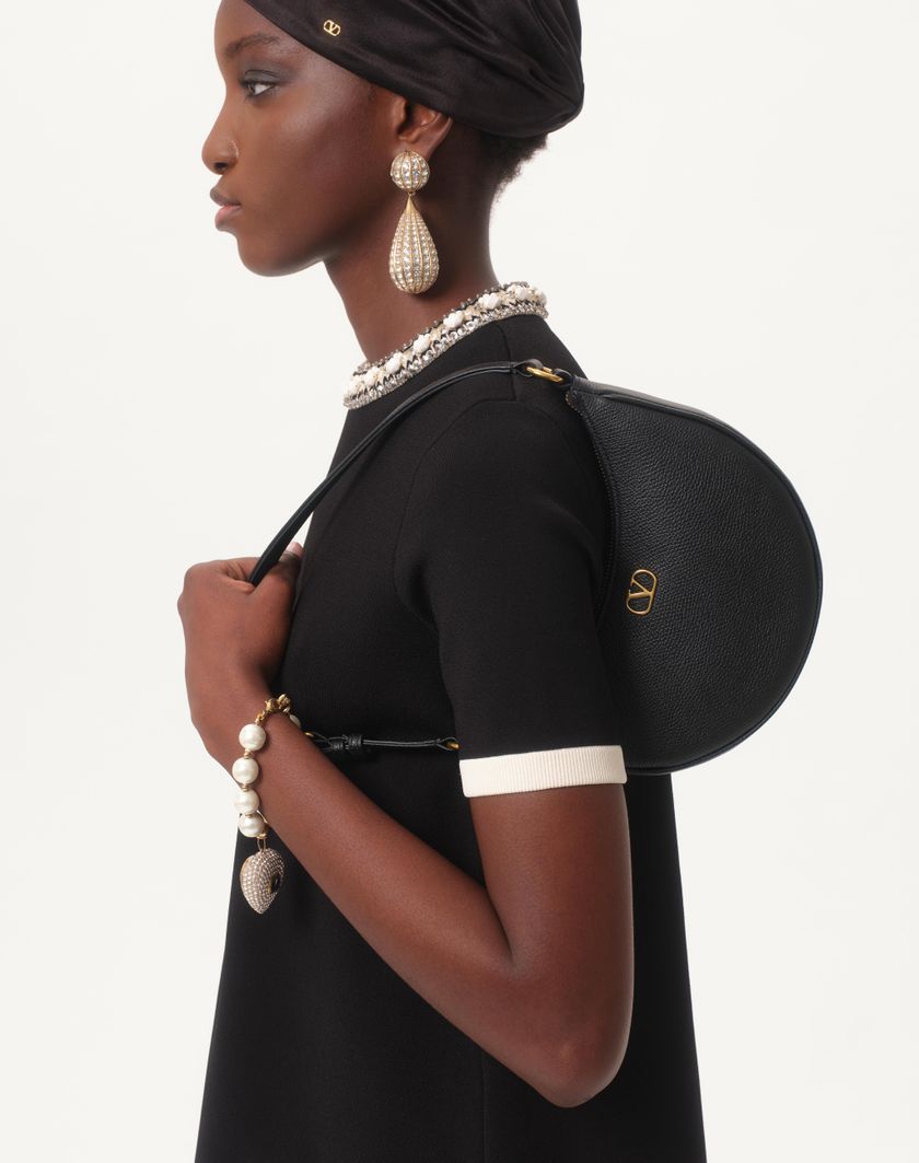 Valentino Handbags Mini Borsa Hobo Vlogo Signature In Vitello Granato per Donna in Nero | Valentino IT Promozione