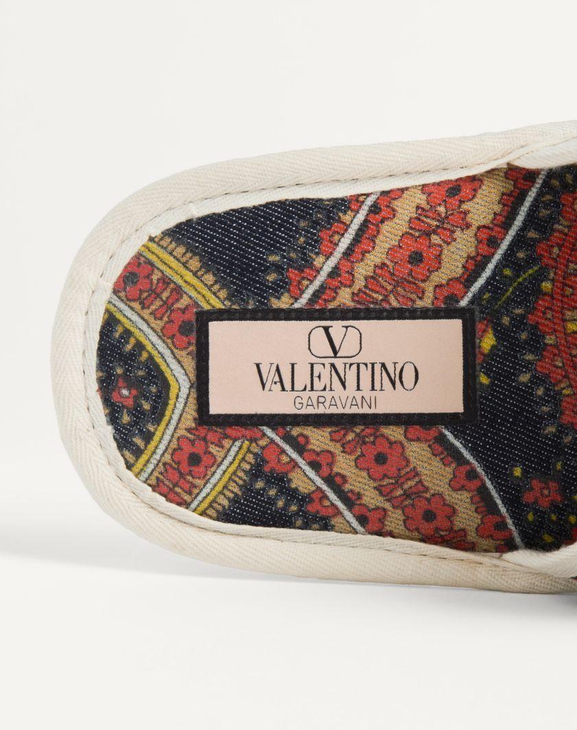 Valentino Handbags Slide Ta Chambre In Tessuto Denim Voyage Imaginaire per Uomo in Multicolor/avorio | Valentino IT Nuova