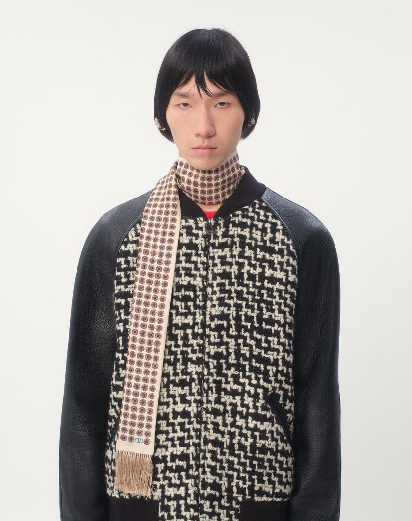 Valentino Handbags Scarf Bandeaux Chamber In Seta Con Frange per Uomo in Crema/pesca/bluette/nero | Valentino IT Italia