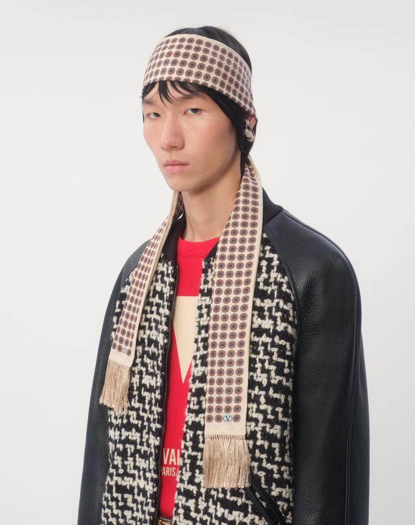 Valentino Handbags Scarf Bandeaux Chamber In Seta Con Frange per Uomo in Crema/pesca/bluette/nero | Valentino IT Italia