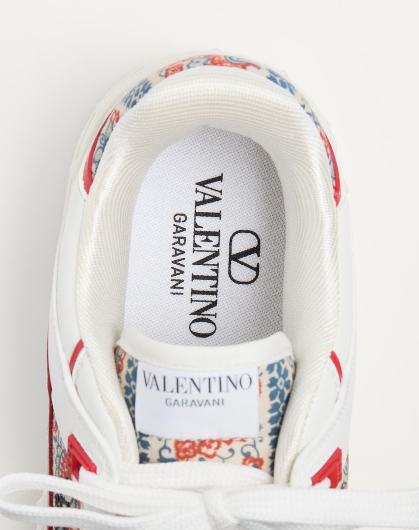 Valentino Handbags Sneaker Low Top Freedots In Vitello E Tessuto Voyage Imaginaire per Uomo in Bianco/multicolor/corallo | Valentino IT Shopping Online