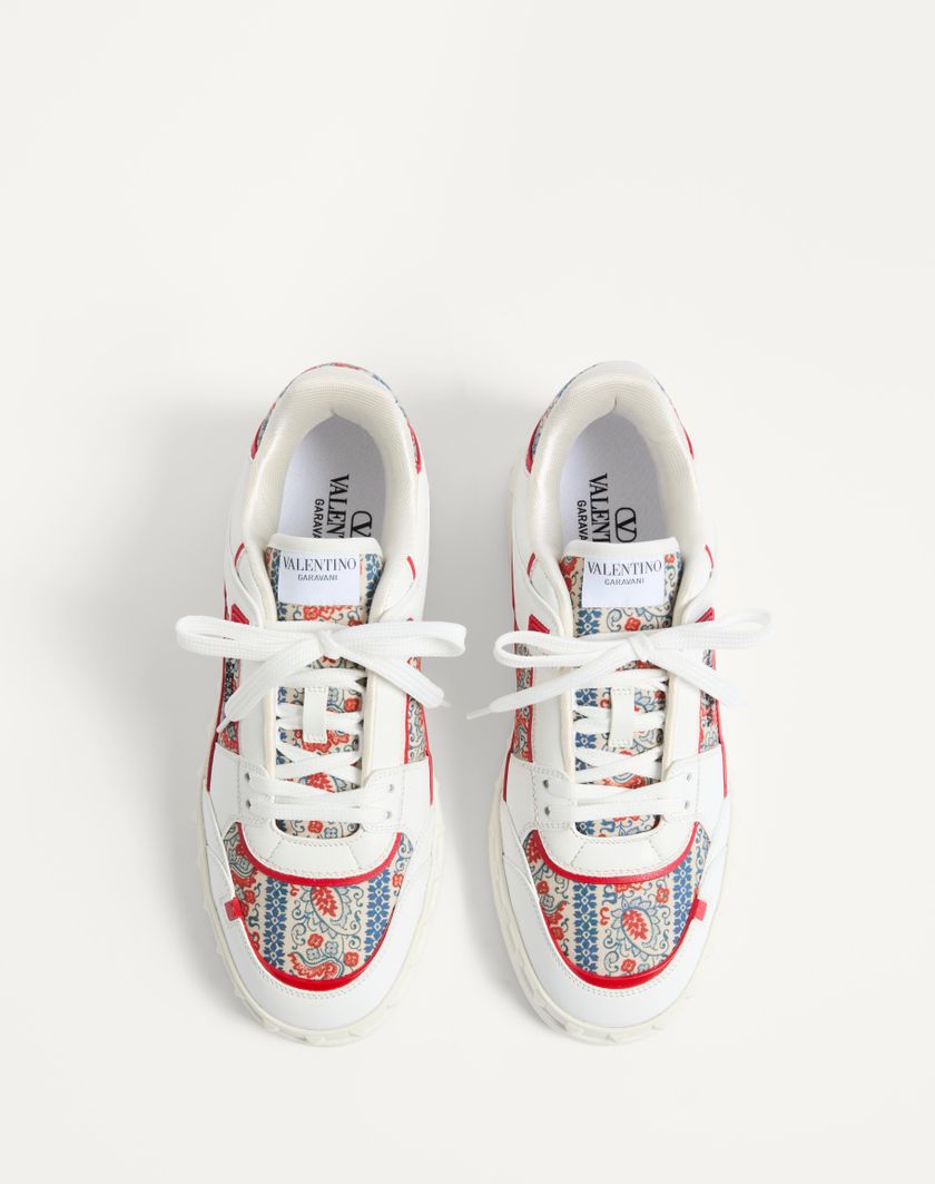 Valentino Handbags Sneaker Low Top Freedots In Vitello E Tessuto Voyage Imaginaire per Uomo in Bianco/multicolor/corallo | Valentino IT Shopping Online