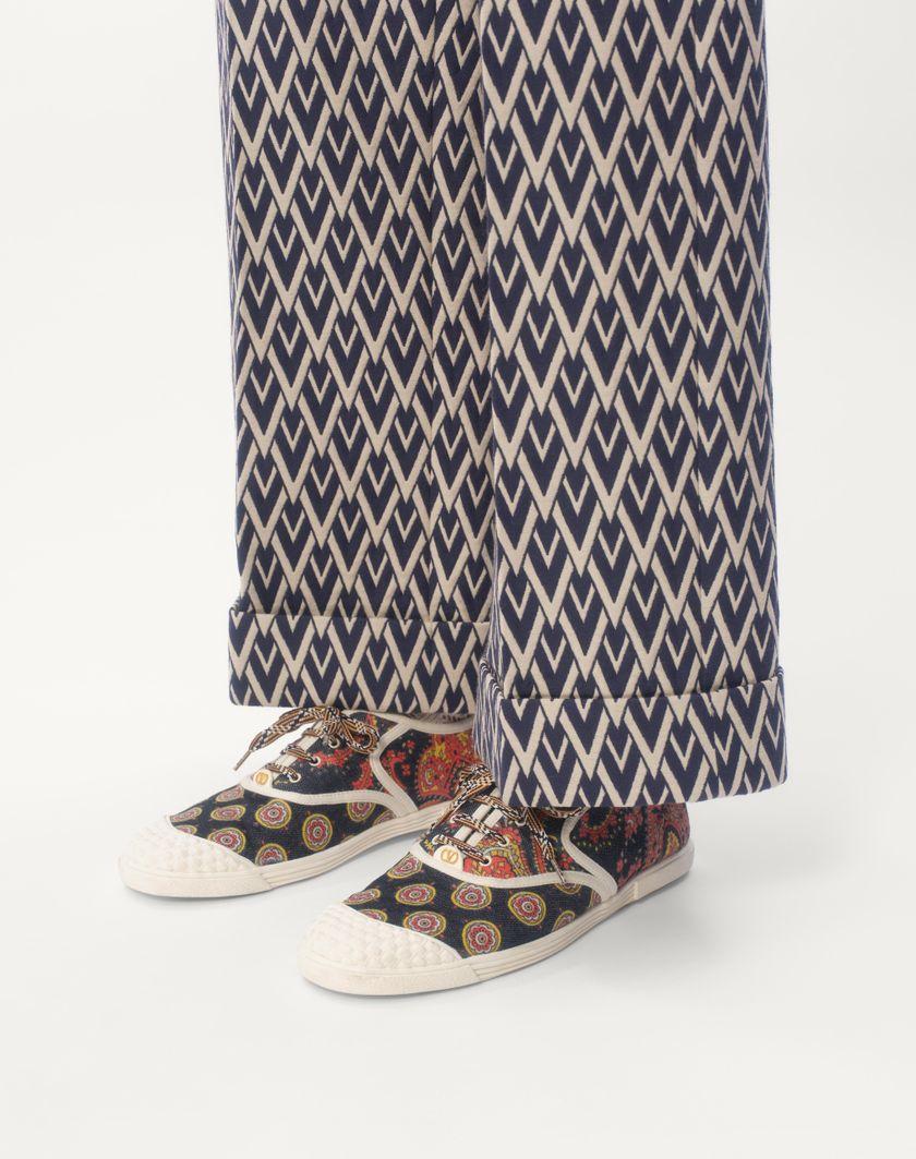 Valentino Handbags Sneaker Bay By Bay In Tessuto Denim Voyage Imaginaire per Uomo in Multicolor/avorio | Valentino IT Saldi Di Fabbrica