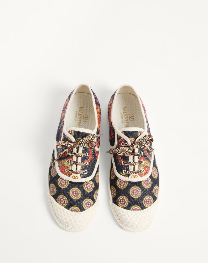 Valentino Handbags Sneaker Bay By Bay In Tessuto Denim Voyage Imaginaire per Uomo in Multicolor/avorio | Valentino IT Saldi Di Fabbrica