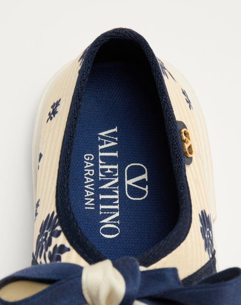 Valentino Handbags Sneaker Ballerina Bay By Bay In Tessuto Papier Floral per Donna in Blu/avorio | Valentino IT Novità