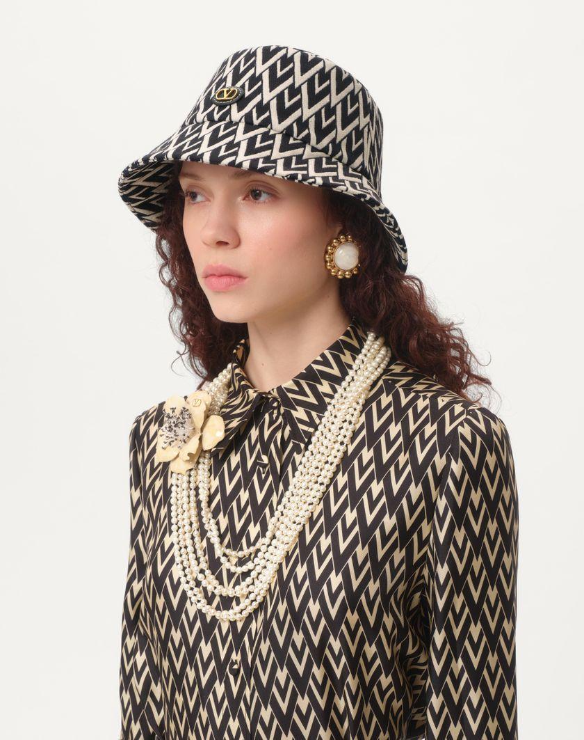 Valentino Handbags Cappello Bucket Toute La V In Lana per Donna in Nero/crema | Valentino IT Negozio
