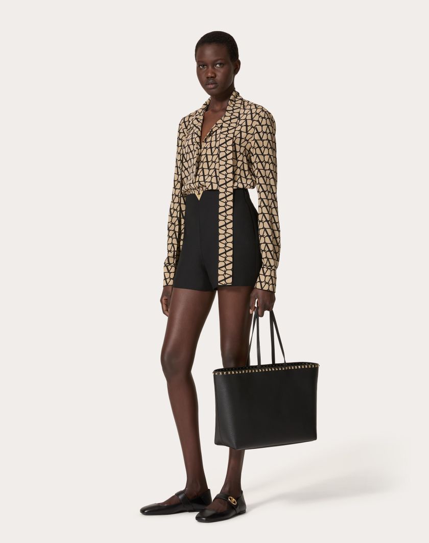 Valentino Handbags Borsa Shopping Rockstud In Vitello Granato per Donna in Nero | Valentino IT Vendita