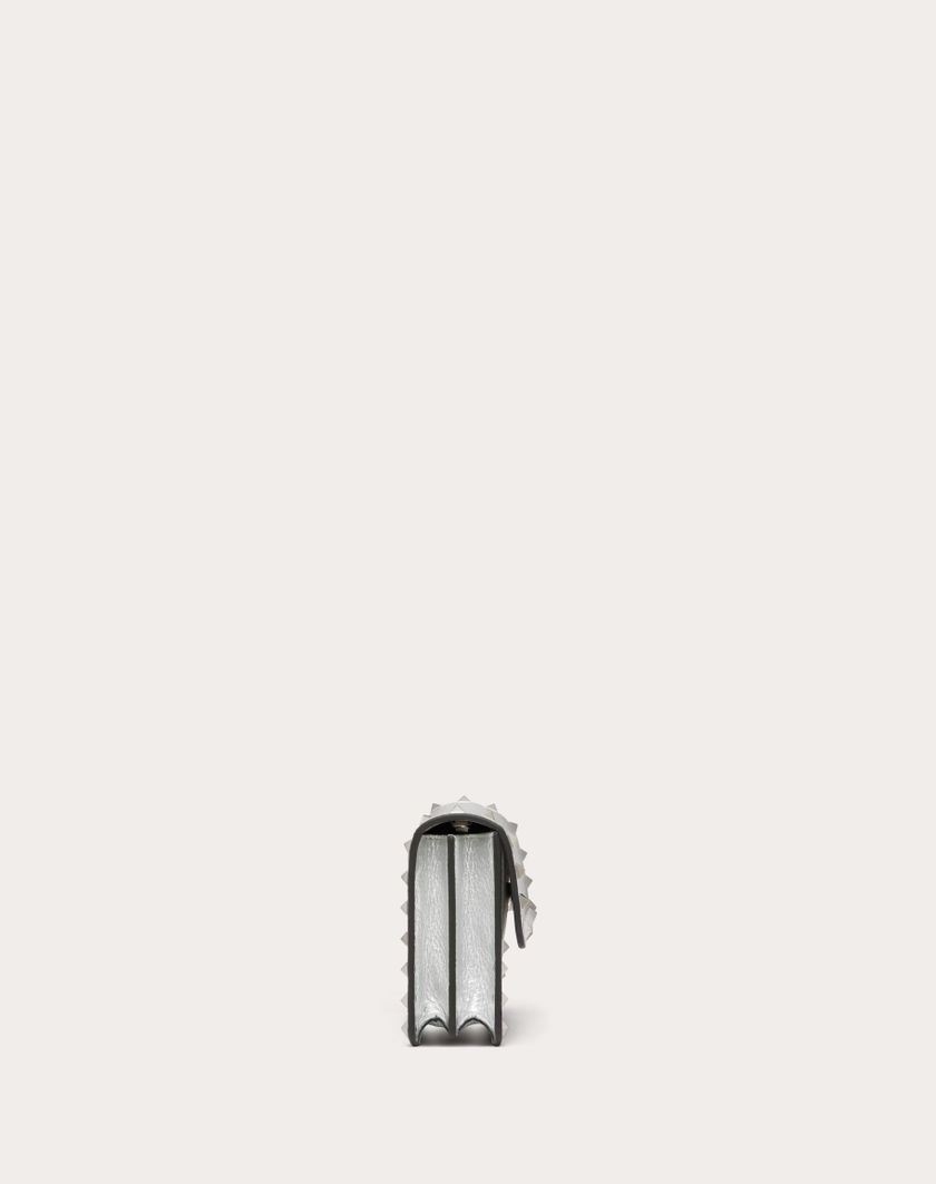 Valentino Handbags Portafoglio Con Catena Rockstud In Vitello Granato Metallizzato per Donna in Argento | Valentino IT In Linea