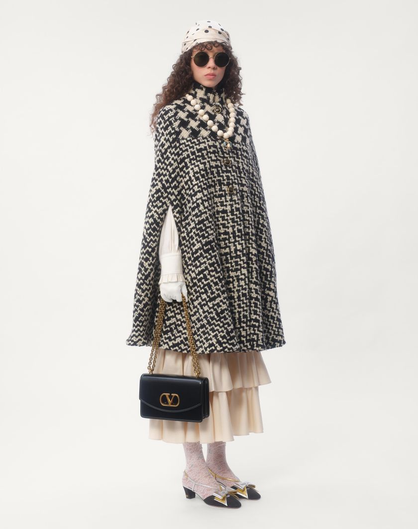 Valentino Handbags Cappa In Geometric Tweed per Donna in Avorio/nero | Valentino IT Soddisfazione Garantita