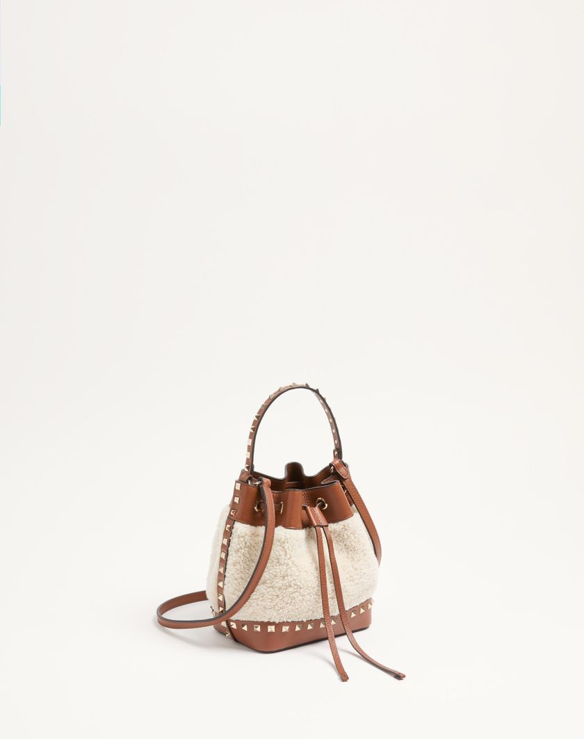 Valentino Handbags Borsa A Secchiello Valentino Garavani Rockstud In Shearling per Donna in Naturale/selleria | Valentino IT Nuova