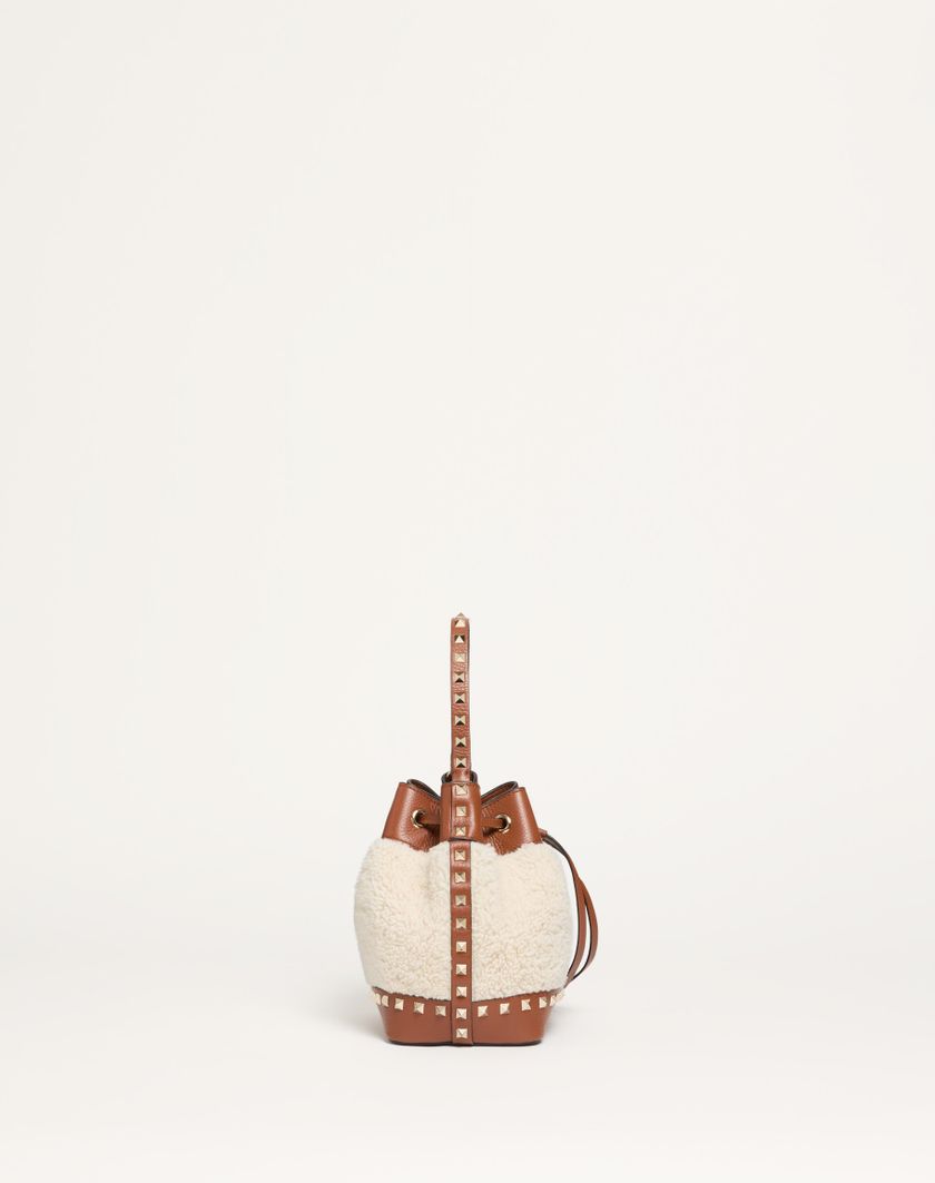 Valentino Handbags Borsa A Secchiello Valentino Garavani Rockstud In Shearling per Donna in Naturale/selleria | Valentino IT Nuova