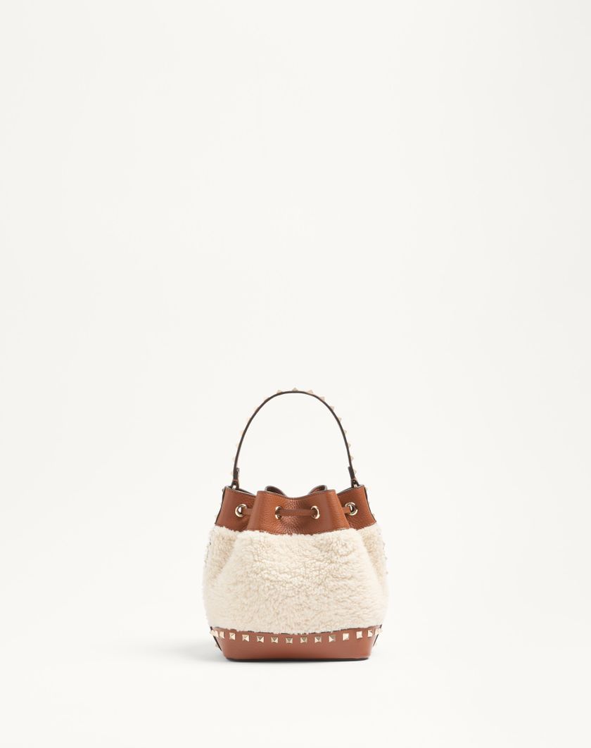 Valentino Handbags Borsa A Secchiello Valentino Garavani Rockstud In Shearling per Donna in Naturale/selleria | Valentino IT Nuova