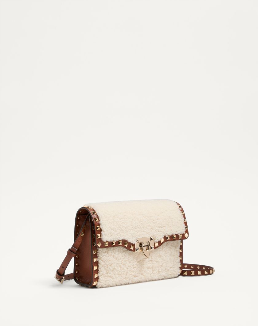 Valentino Handbags Borsa Piccola A Tracolla Valentino Garavani Rockstud In Shearling per Donna in Naturale/selleria | Valentino IT Moda