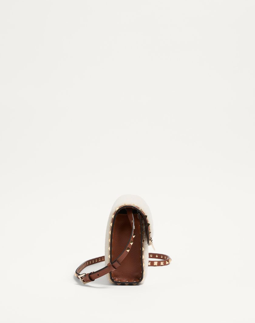 Valentino Handbags Borsa Piccola A Tracolla Valentino Garavani Rockstud In Shearling per Donna in Naturale/selleria | Valentino IT Moda