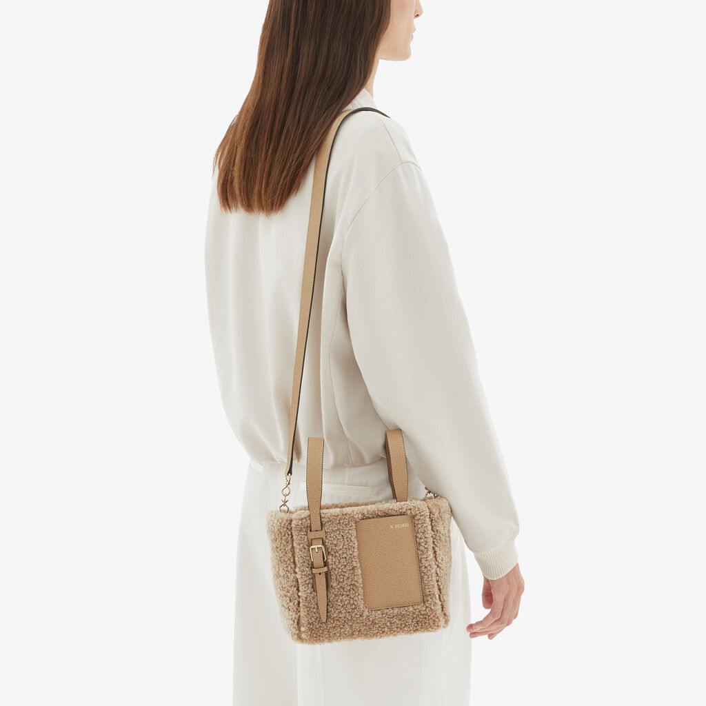Valextra Borsa a secchiello da Donna in Shearling Beige | Valextra Soft Saldi Di Fabbrica