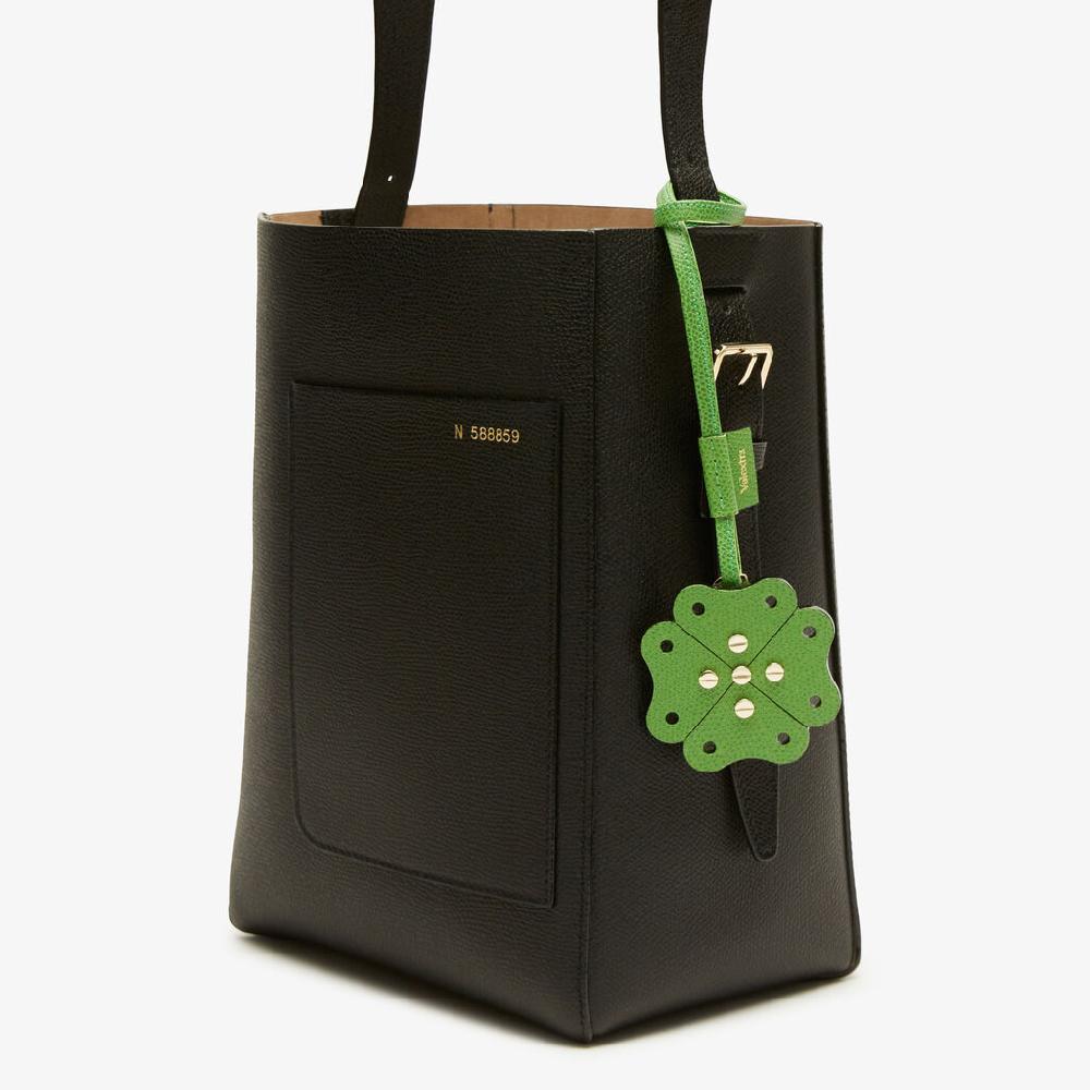 Valextra Charm Engineering Beauty Quadrifoglio | Pelle di vitello Millepunte | Verde Prato | Valextra Offerte