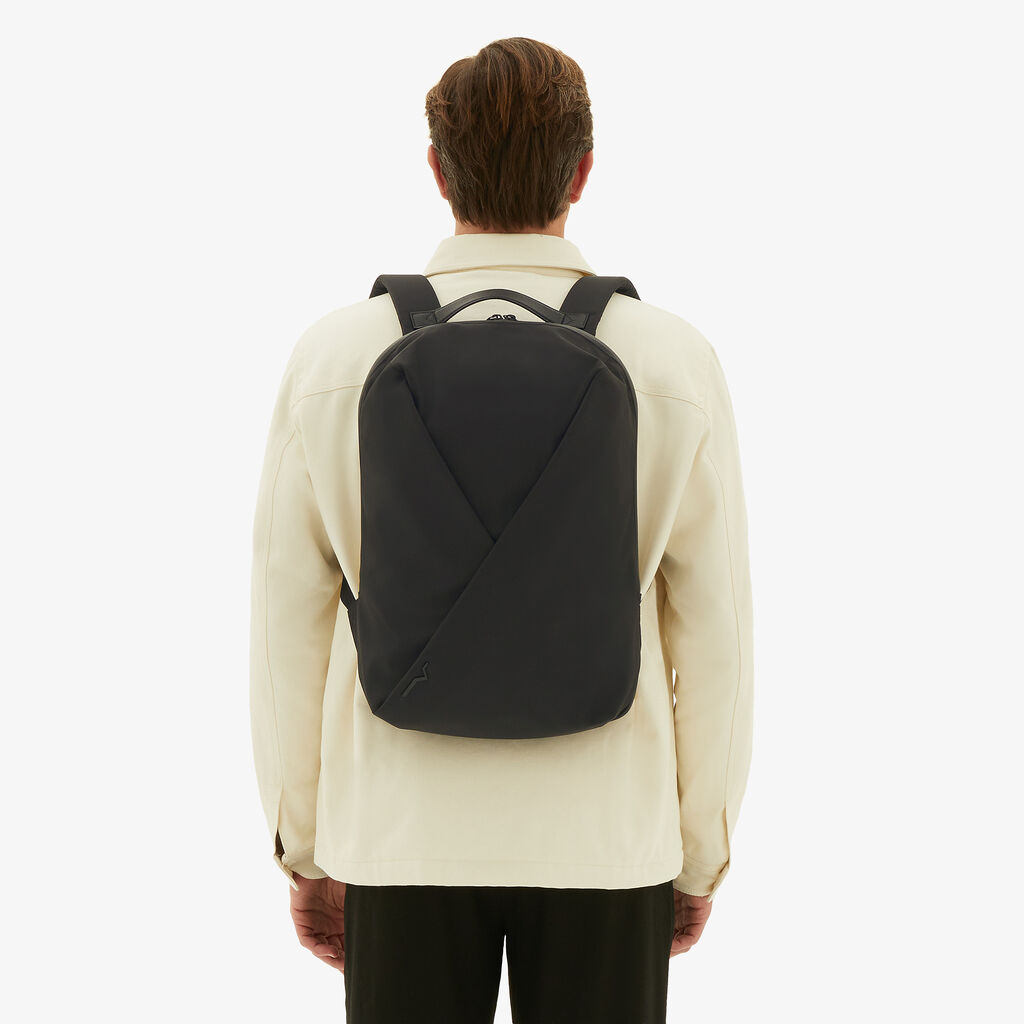 Valextra Zaino di Lusso in Nylon rigenerato e Pelle Nera | Valextra Shopping Online