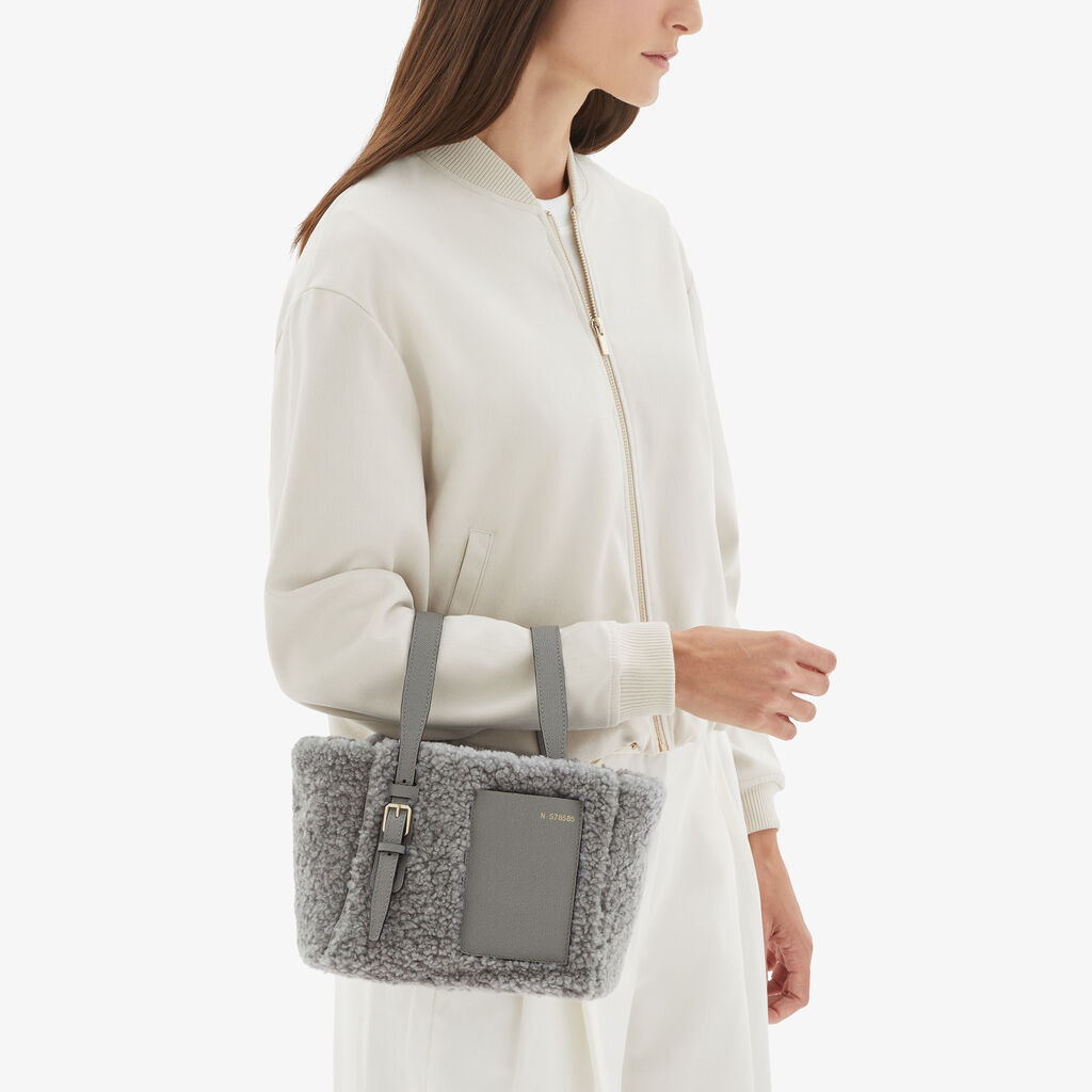 Valextra Borsa a secchiello da Donna in Shearling Grigia | Valextra Soft Promozione Limitata