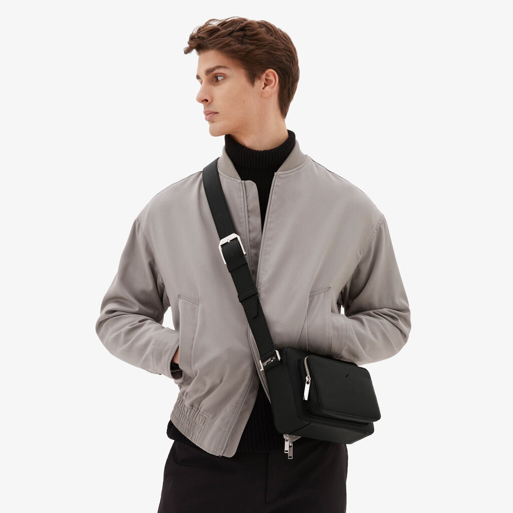 Valextra Borsa compatta Reporter in Pelle Nera | Valextra V-Line In Linea
