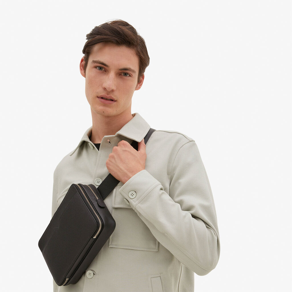 Valextra Marsupio a tracolla in Pelle Nera | Valextra V-Line Outlet