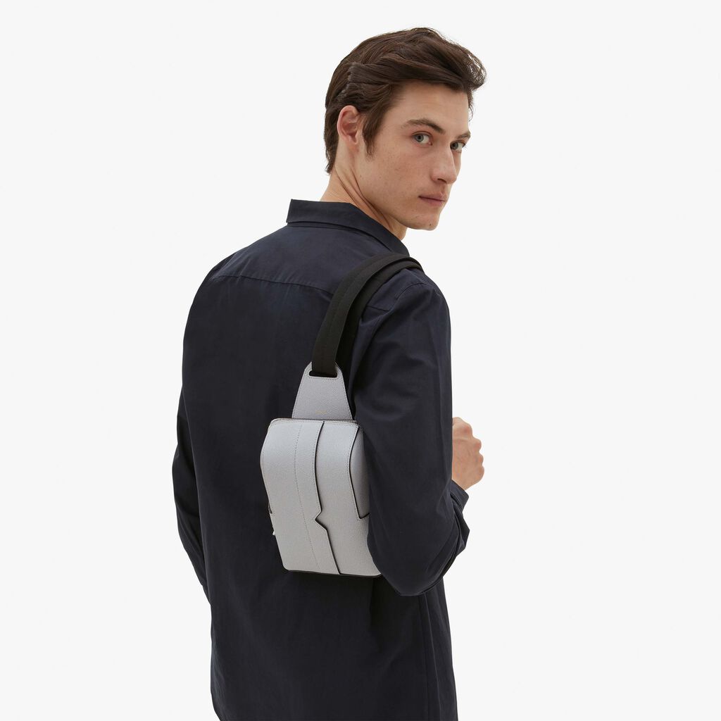 Valextra Zaino monospalla ergonomico in Pelle Grigia | Valextra V-Line 2025