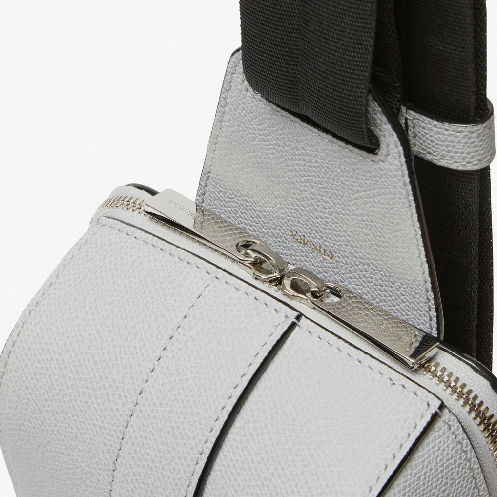 Valextra Zaino monospalla ergonomico in Pelle Grigia | Valextra V-Line 2025